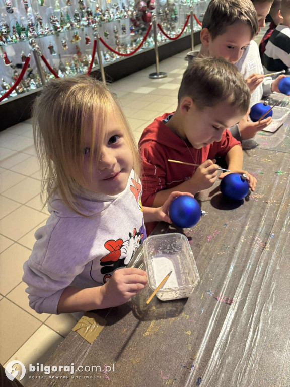 Jak powstają bombki? Wycieczka przedszkolaków z Biłgoraja