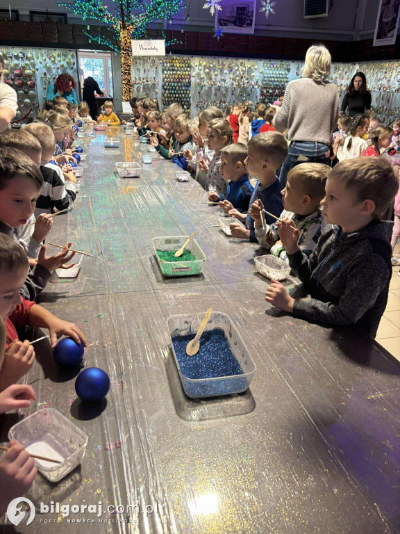 Jak powstają bombki? Wycieczka przedszkolaków z Biłgoraja