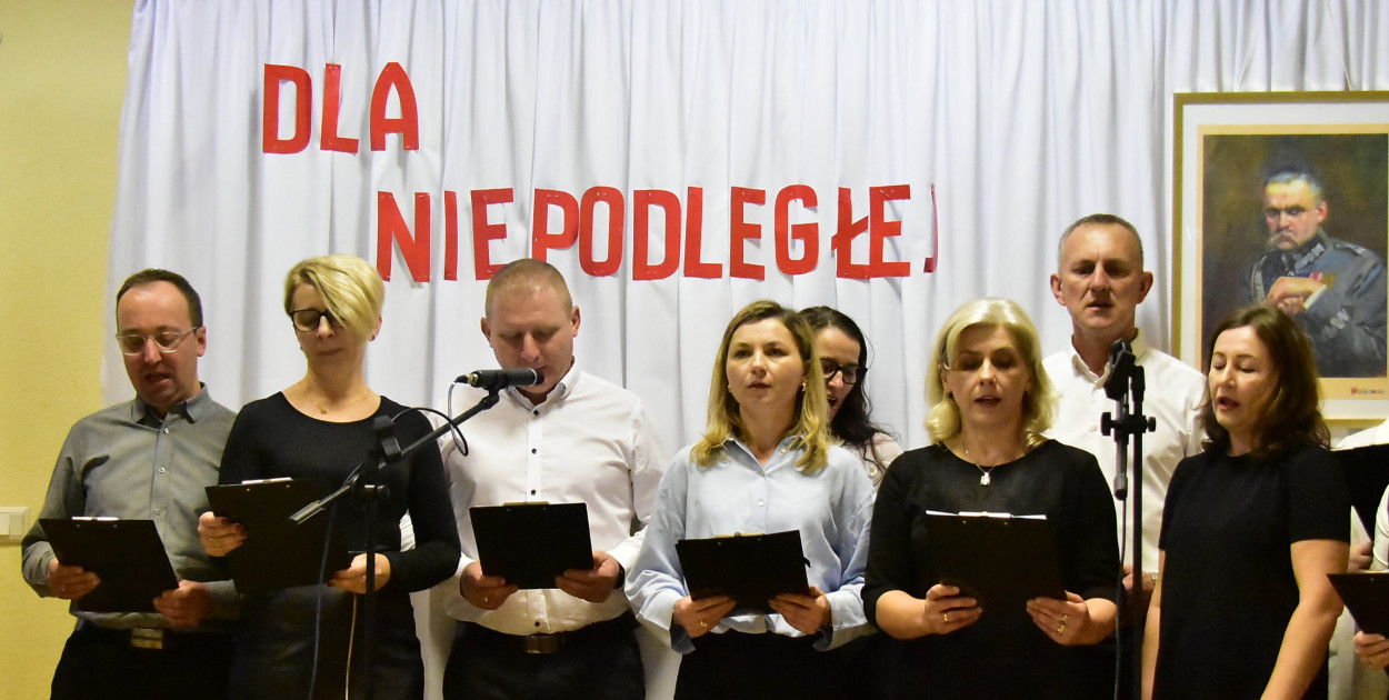 Pieśń łączy pokolenia: Mieszkańcy gm. Potok Górny śpiewali dla Niepodległej