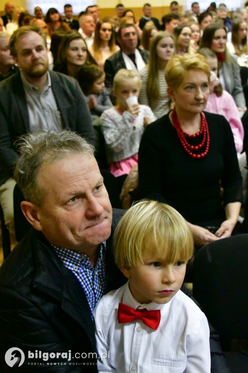 Pieśń łączy pokolenia: Mieszkańcy gm. Potok Górny śpiewali dla Niepodległej