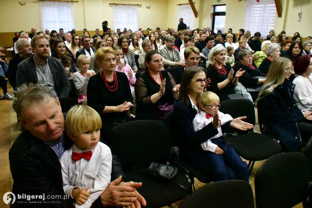 Pieśń łączy pokolenia: Mieszkańcy gm. Potok Górny śpiewali dla Niepodległej