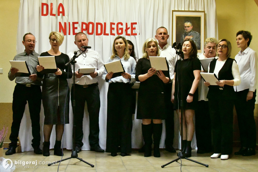 Pieśń łączy pokolenia: Mieszkańcy gm. Potok Górny śpiewali dla Niepodległej