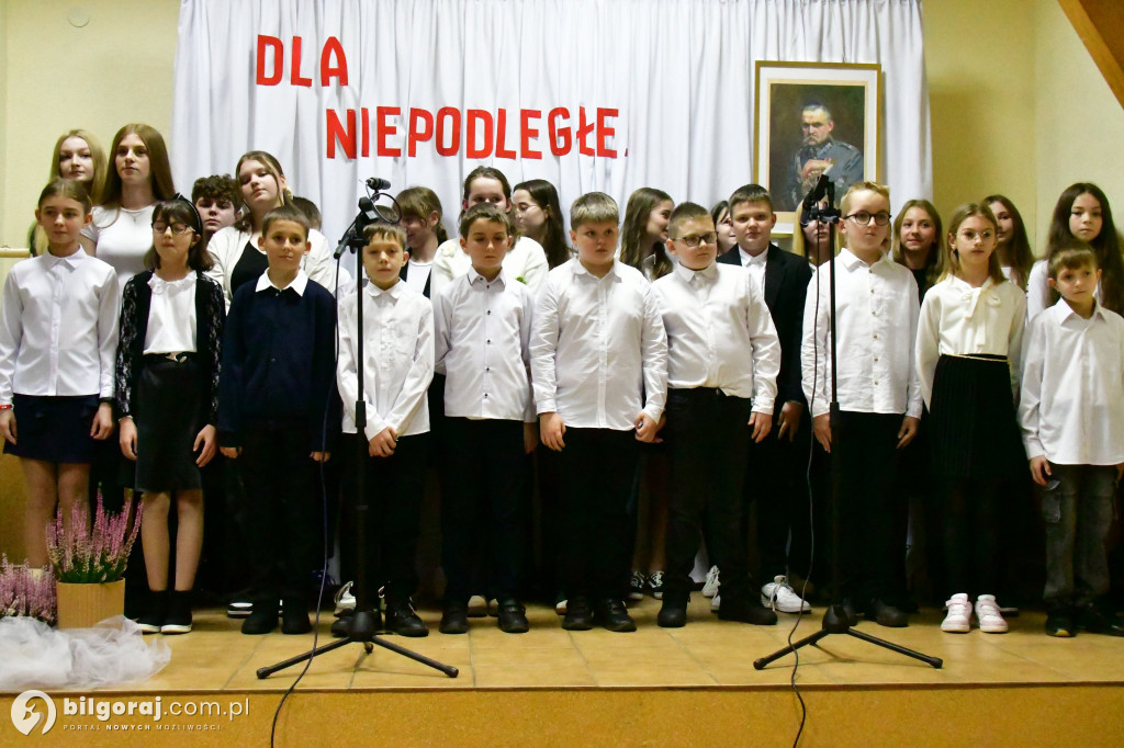Pieśń łączy pokolenia: Mieszkańcy gm. Potok Górny śpiewali dla Niepodległej