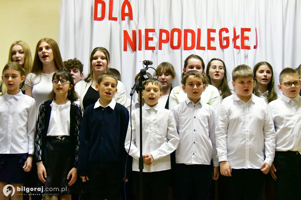 Pieśń łączy pokolenia: Mieszkańcy gm. Potok Górny śpiewali dla Niepodległej