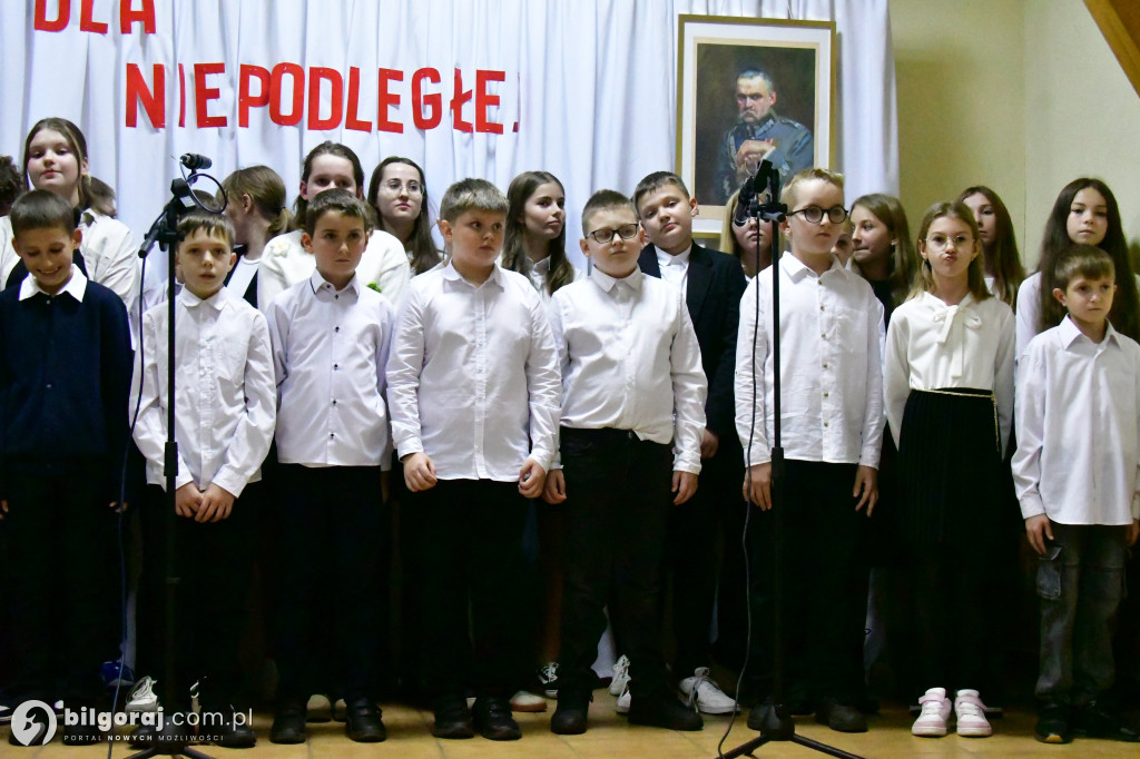 Pieśń łączy pokolenia: Mieszkańcy gm. Potok Górny śpiewali dla Niepodległej