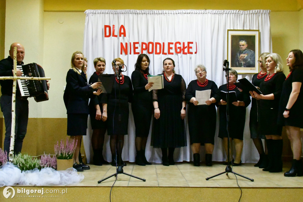 Pieśń łączy pokolenia: Mieszkańcy gm. Potok Górny śpiewali dla Niepodległej