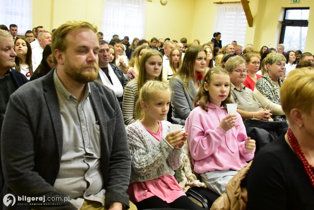 Pieśń łączy pokolenia: Mieszkańcy gm. Potok Górny śpiewali dla Niepodległej