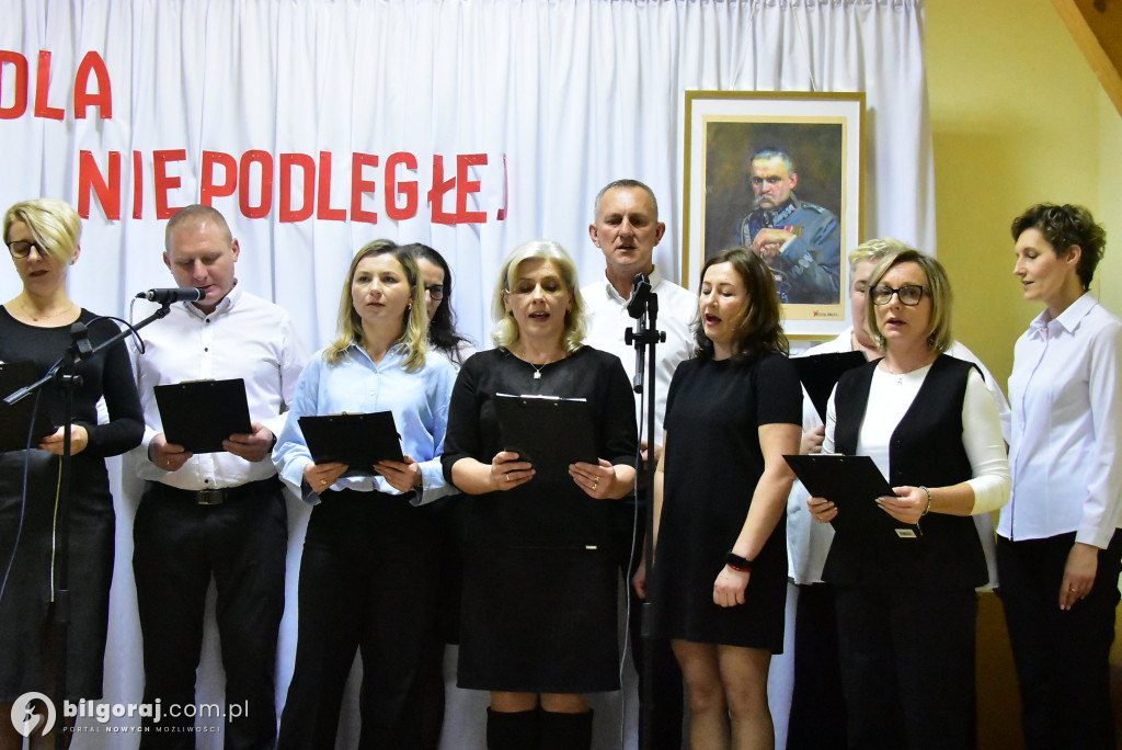 Pieśń łączy pokolenia: Mieszkańcy gm. Potok Górny śpiewali dla Niepodległej