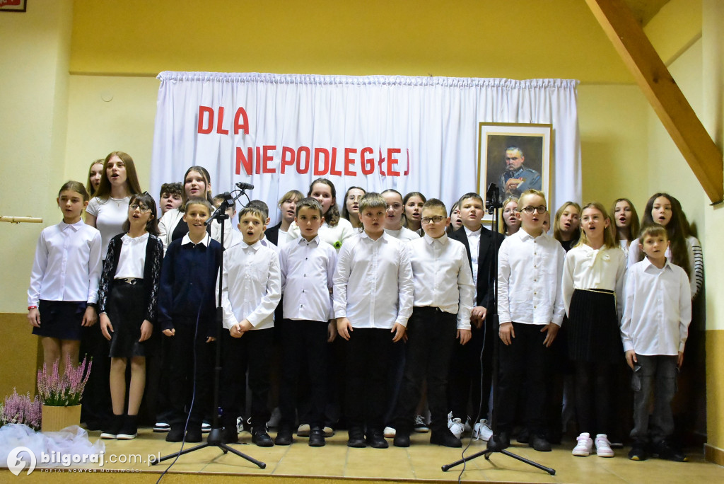 Pieśń łączy pokolenia: Mieszkańcy gm. Potok Górny śpiewali dla Niepodległej