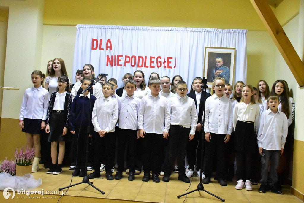 Pieśń łączy pokolenia: Mieszkańcy gm. Potok Górny śpiewali dla Niepodległej