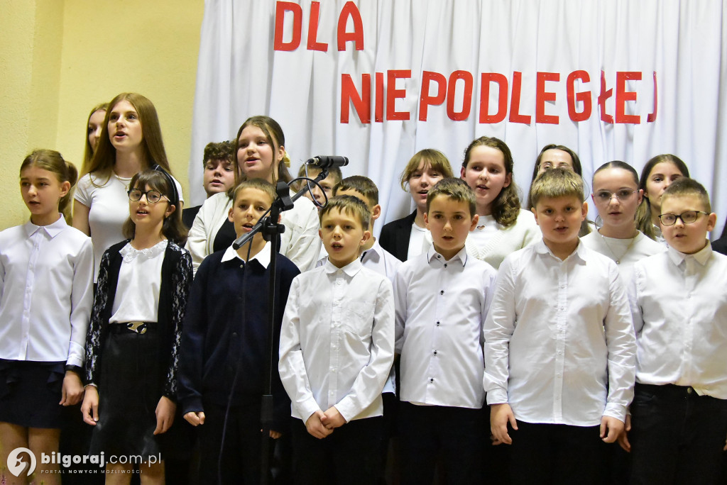 Pieśń łączy pokolenia: Mieszkańcy gm. Potok Górny śpiewali dla Niepodległej