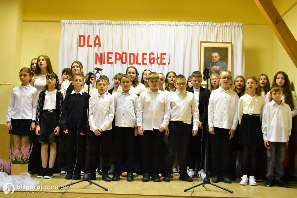 Pieśń łączy pokolenia: Mieszkańcy gm. Potok Górny śpiewali dla Niepodległej