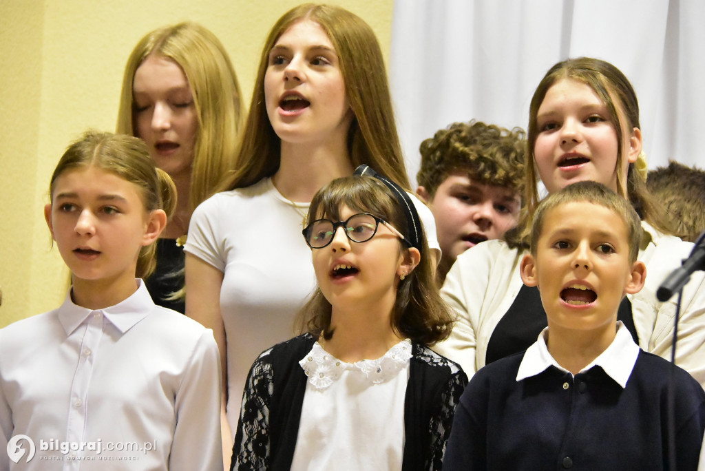 Pieśń łączy pokolenia: Mieszkańcy gm. Potok Górny śpiewali dla Niepodległej