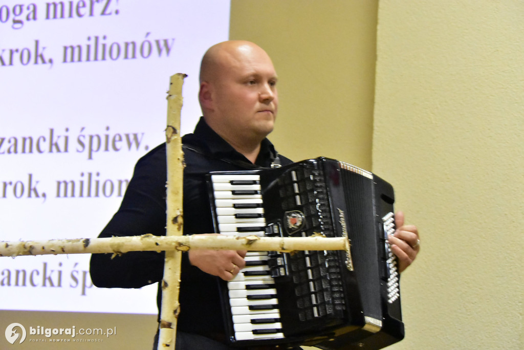 Pieśń łączy pokolenia: Mieszkańcy gm. Potok Górny śpiewali dla Niepodległej
