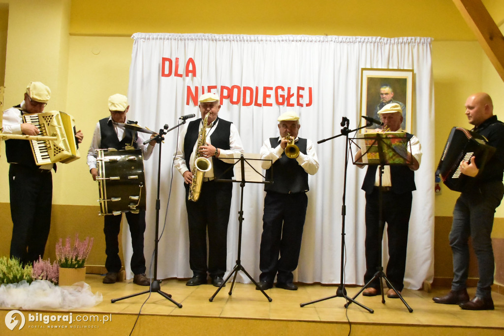 Pieśń łączy pokolenia: Mieszkańcy gm. Potok Górny śpiewali dla Niepodległej