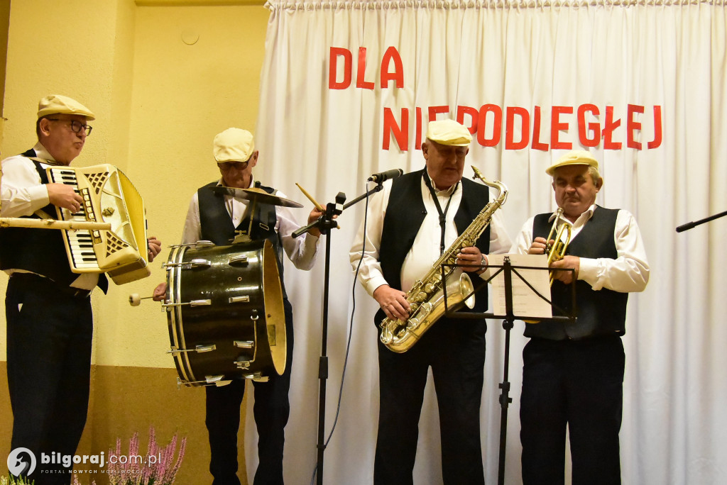 Pieśń łączy pokolenia: Mieszkańcy gm. Potok Górny śpiewali dla Niepodległej