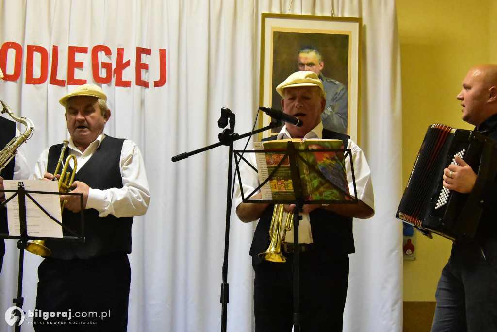 Pieśń łączy pokolenia: Mieszkańcy gm. Potok Górny śpiewali dla Niepodległej