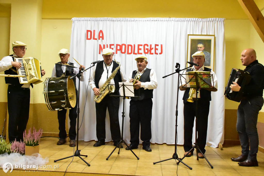 Pieśń łączy pokolenia: Mieszkańcy gm. Potok Górny śpiewali dla Niepodległej