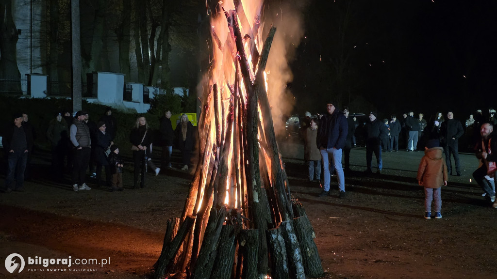 Goraj uczcił 107. rocznicę Odzyskania Niepodległości śpiewem i ogniskiem