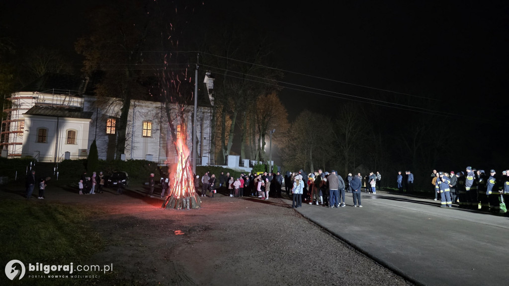Goraj uczcił 107. rocznicę Odzyskania Niepodległości śpiewem i ogniskiem