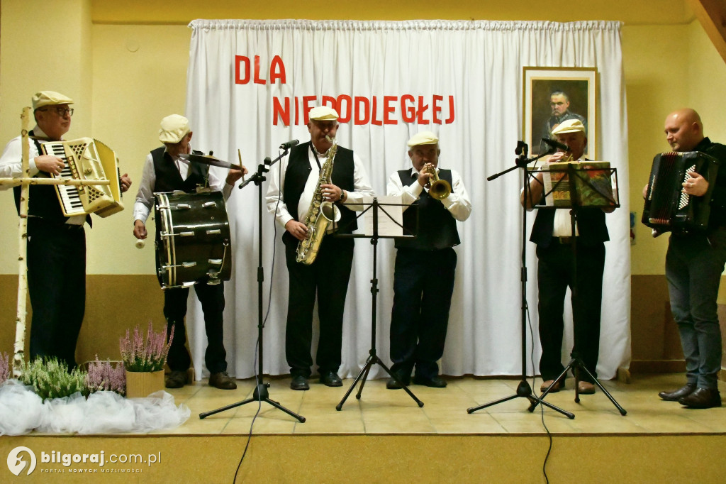 Pieśń łączy pokolenia: Mieszkańcy gm. Potok Górny śpiewali dla Niepodległej