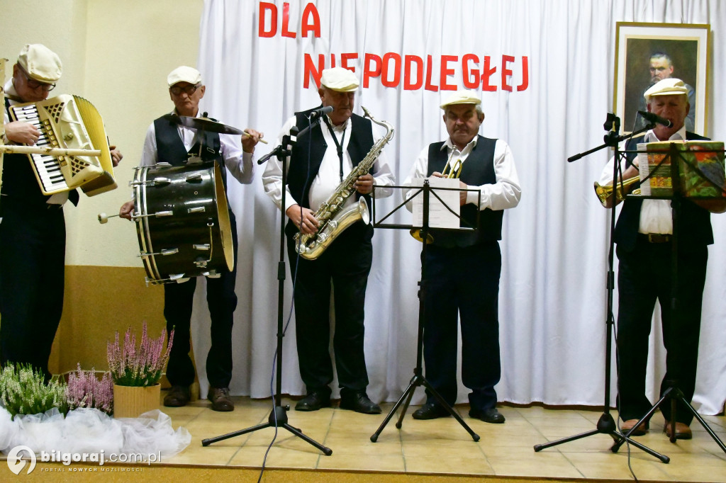 Pieśń łączy pokolenia: Mieszkańcy gm. Potok Górny śpiewali dla Niepodległej