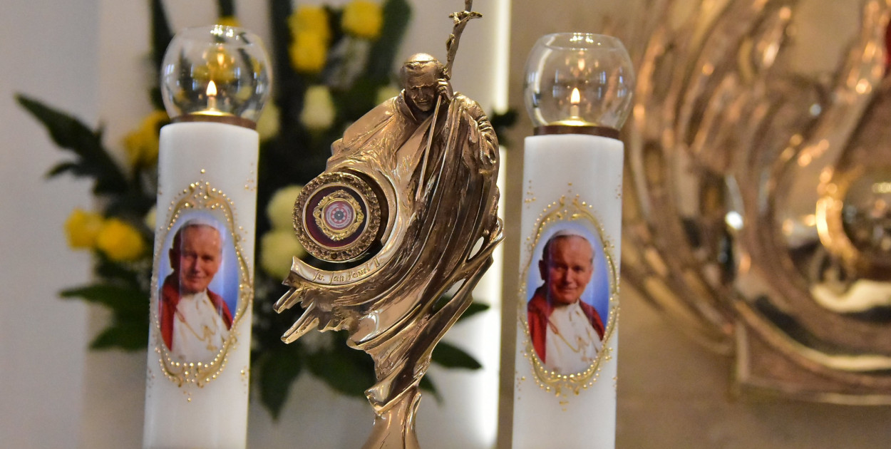 Wprowadzenie relikwii św. Jana Pawła II do Chmielka