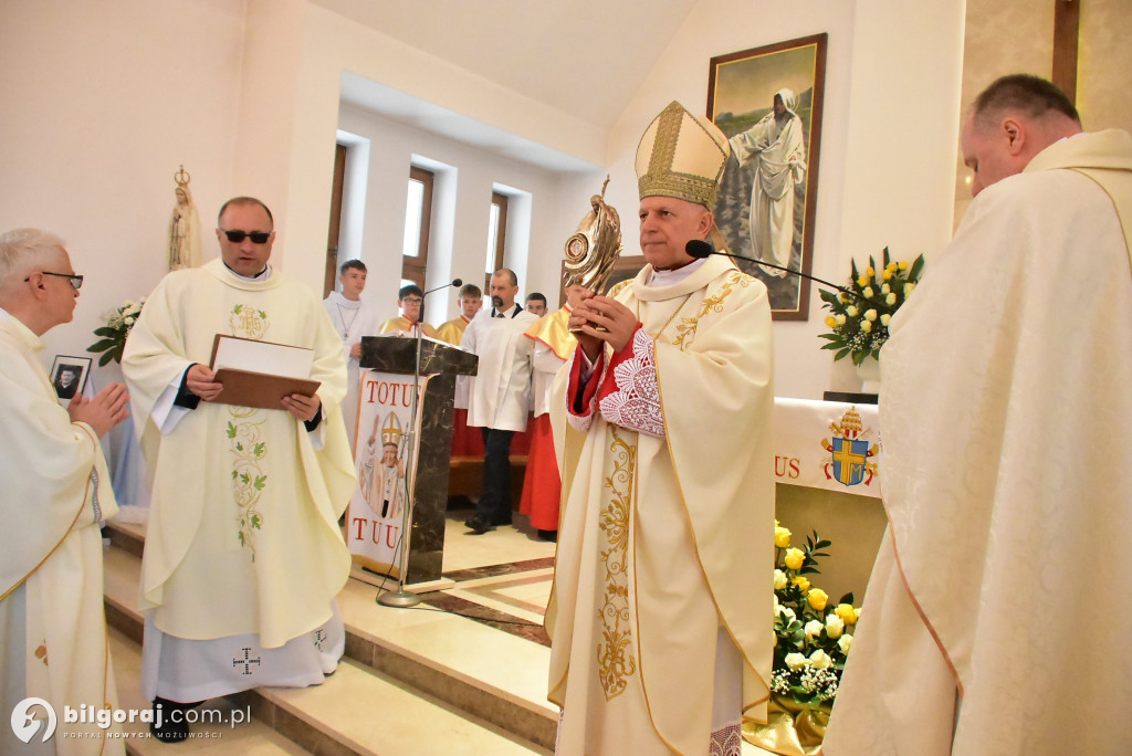 Wprowadzenie relikwii św. Jana Pawła II do Chmielka