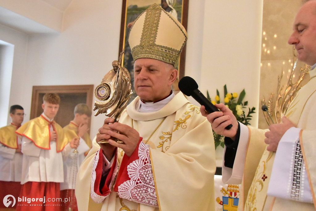 Wprowadzenie relikwii św. Jana Pawła II do Chmielka