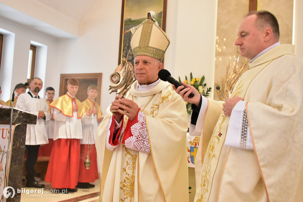 Wprowadzenie relikwii św. Jana Pawła II do Chmielka