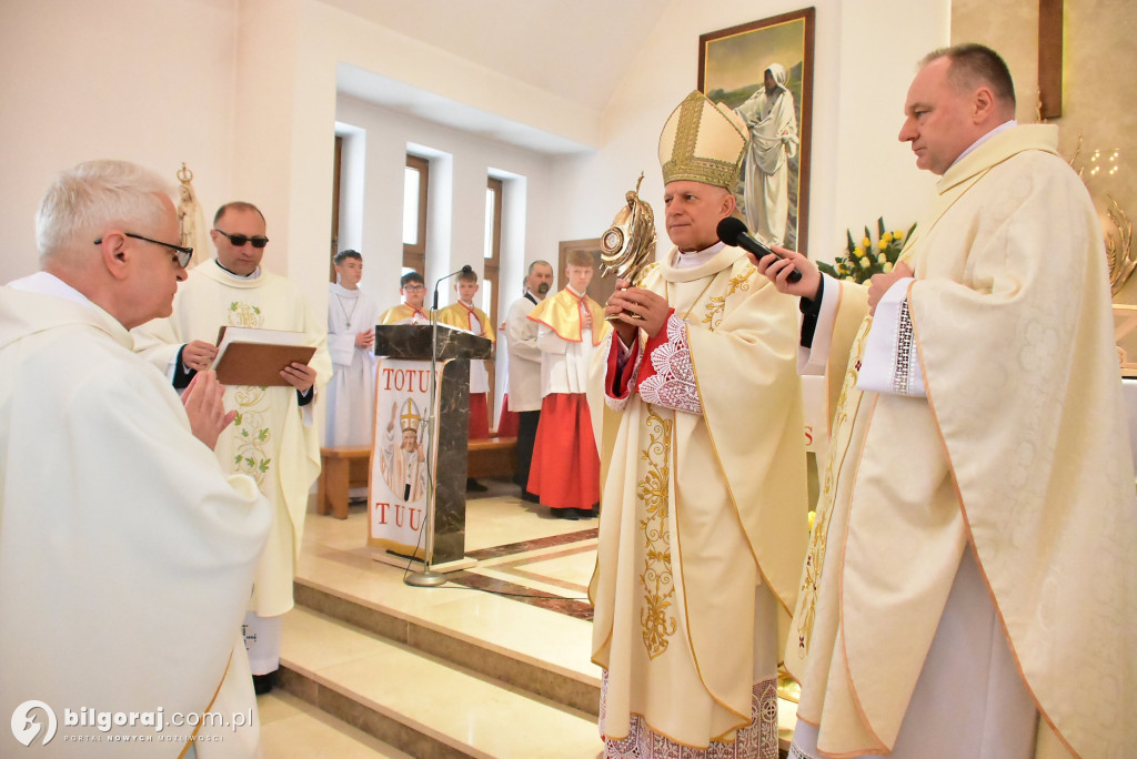 Wprowadzenie relikwii św. Jana Pawła II do Chmielka