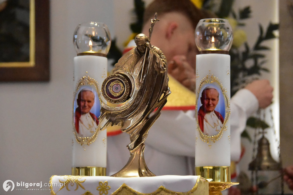 Wprowadzenie relikwii św. Jana Pawła II do Chmielka