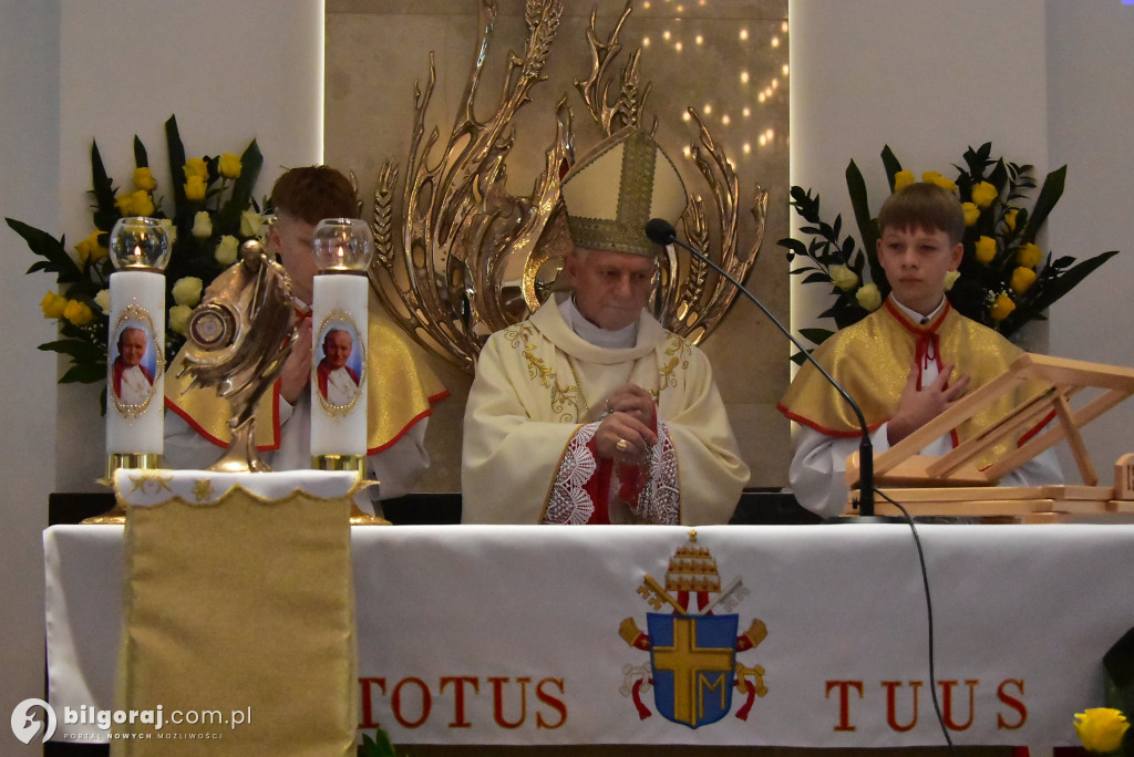 Wprowadzenie relikwii św. Jana Pawła II do Chmielka