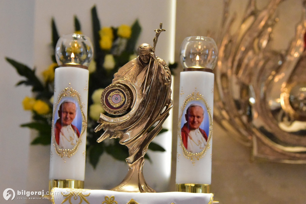 Wprowadzenie relikwii św. Jana Pawła II do Chmielka