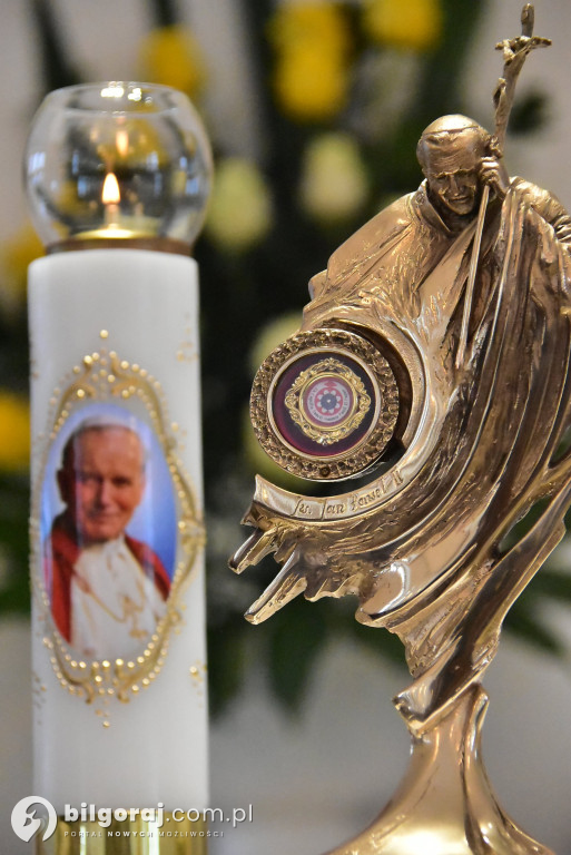 Wprowadzenie relikwii św. Jana Pawła II do Chmielka