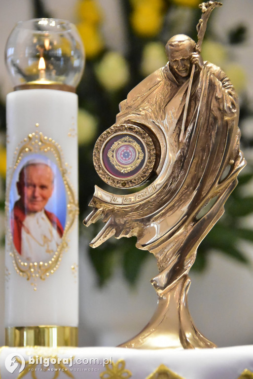 Wprowadzenie relikwii św. Jana Pawła II do Chmielka