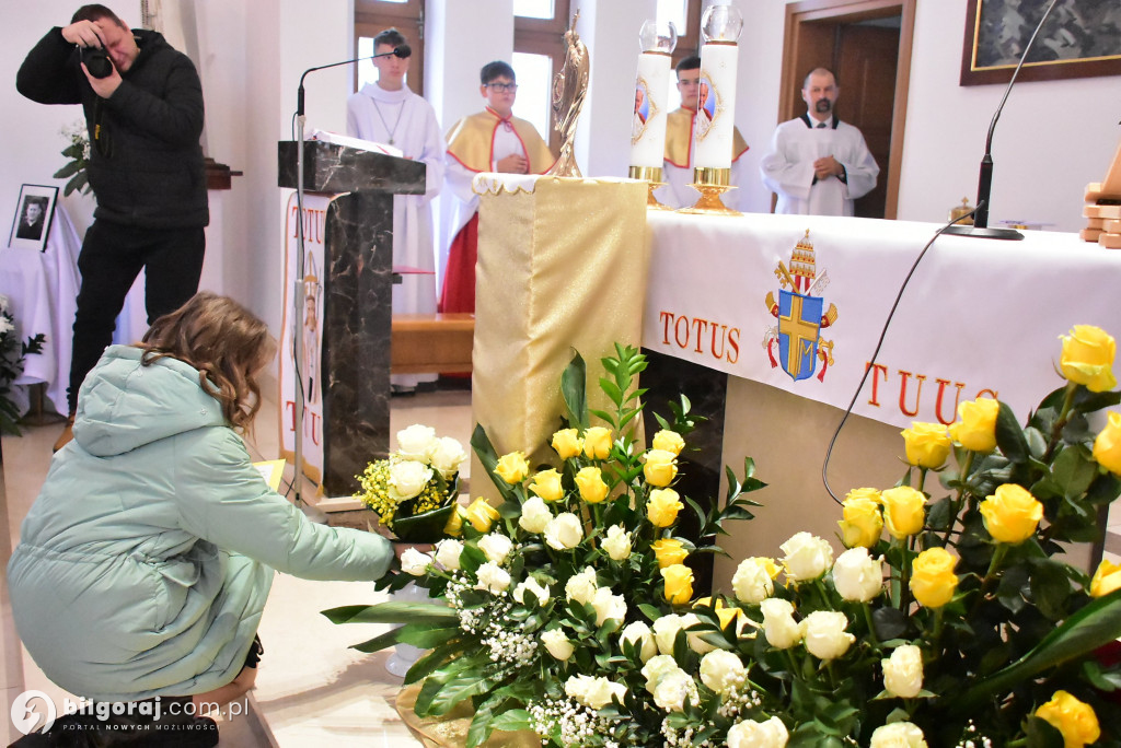 Wprowadzenie relikwii św. Jana Pawła II do Chmielka