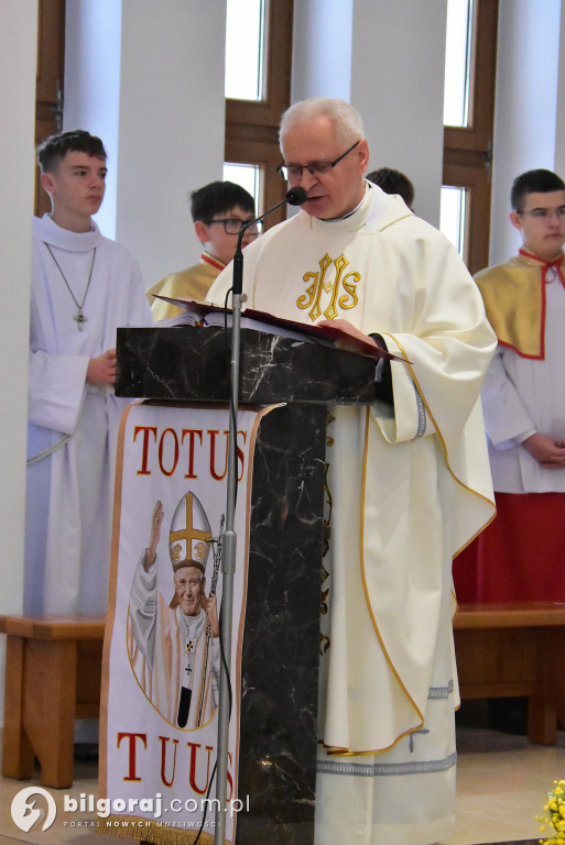 Wprowadzenie relikwii św. Jana Pawła II do Chmielka