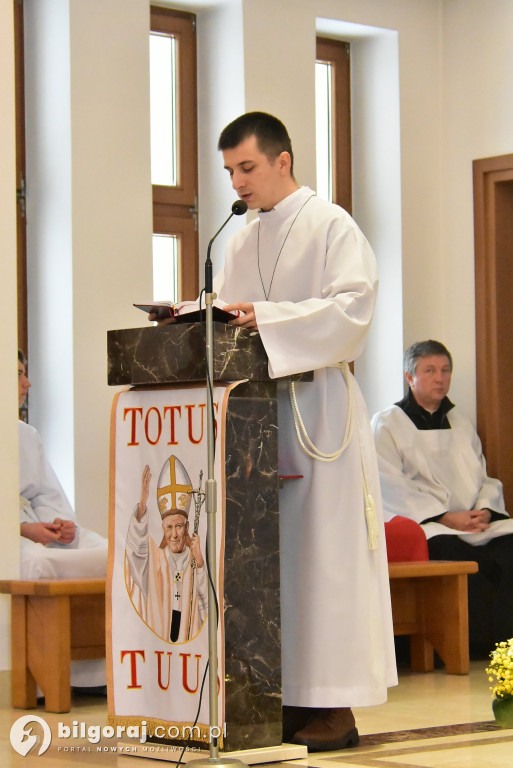 Wprowadzenie relikwii św. Jana Pawła II do Chmielka