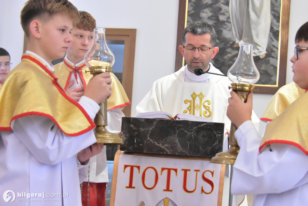 Wprowadzenie relikwii św. Jana Pawła II do Chmielka