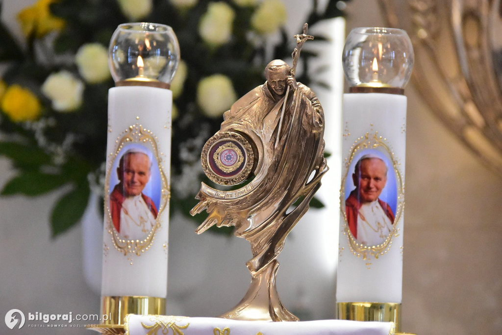 Wprowadzenie relikwii św. Jana Pawła II do Chmielka