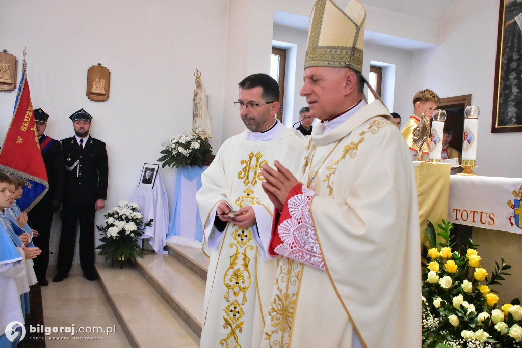 Wprowadzenie relikwii św. Jana Pawła II do Chmielka
