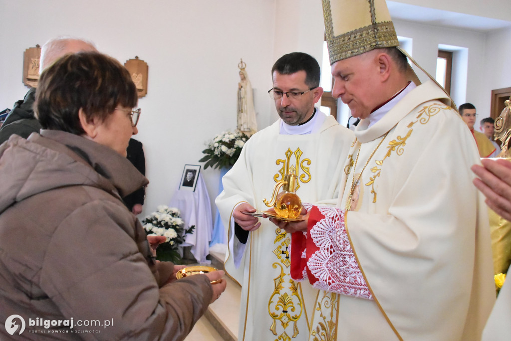 Wprowadzenie relikwii św. Jana Pawła II do Chmielka