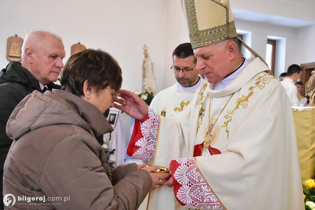 Wprowadzenie relikwii św. Jana Pawła II do Chmielka