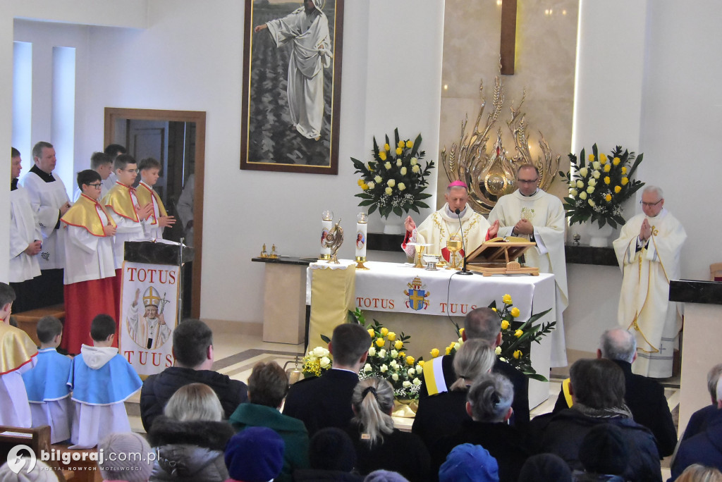 Wprowadzenie relikwii św. Jana Pawła II do Chmielka