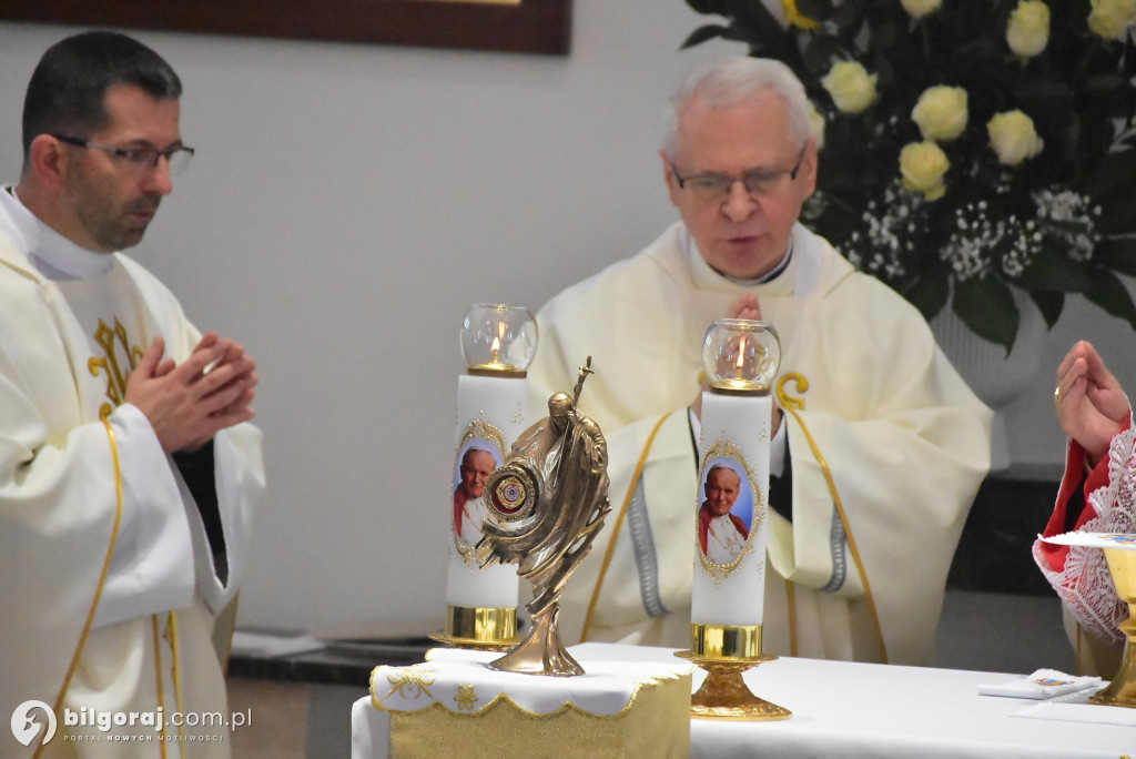 Wprowadzenie relikwii św. Jana Pawła II do Chmielka