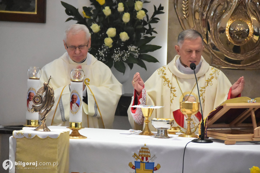 Wprowadzenie relikwii św. Jana Pawła II do Chmielka