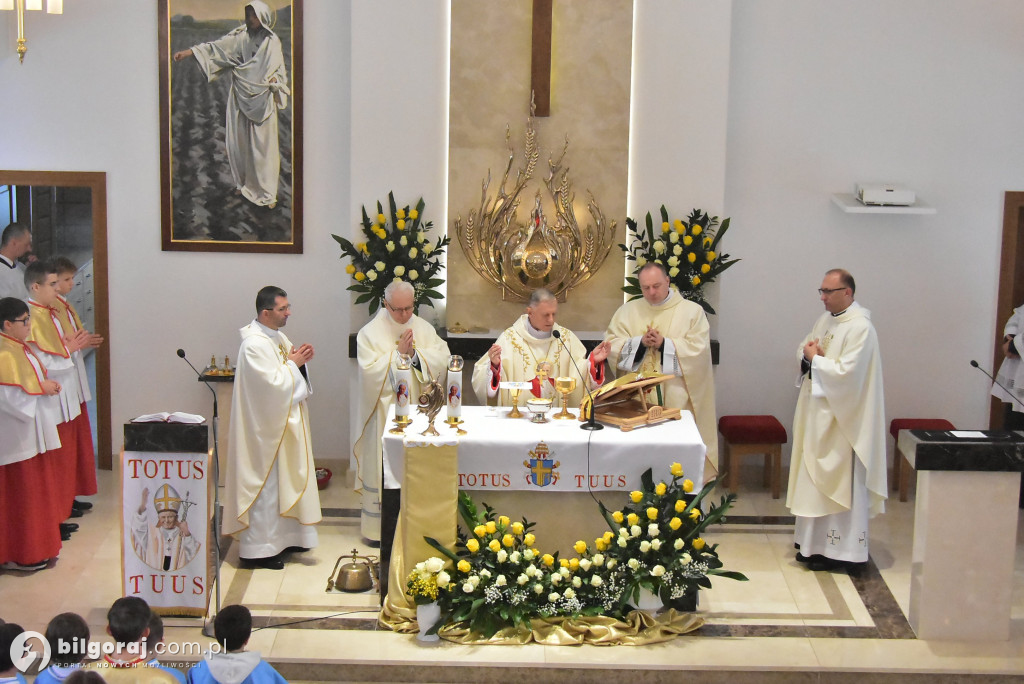 Wprowadzenie relikwii św. Jana Pawła II do Chmielka