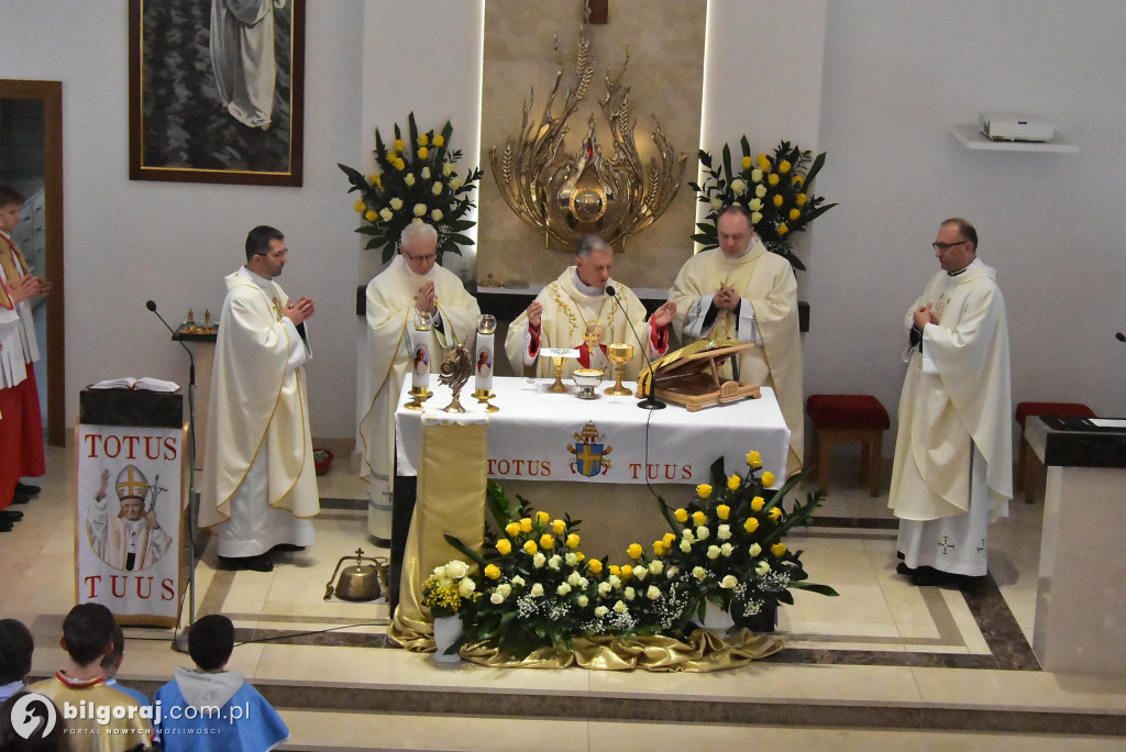 Wprowadzenie relikwii św. Jana Pawła II do Chmielka