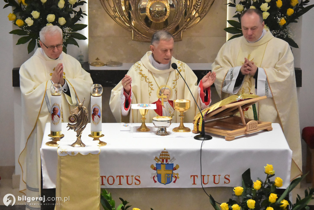 Wprowadzenie relikwii św. Jana Pawła II do Chmielka